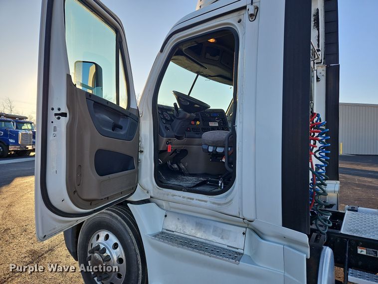 image for item NZ9119 2016 Freightliner Cascadia Evolution  semi truck