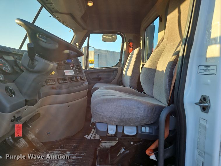 image for item NZ9119 2016 Freightliner Cascadia Evolution  semi truck