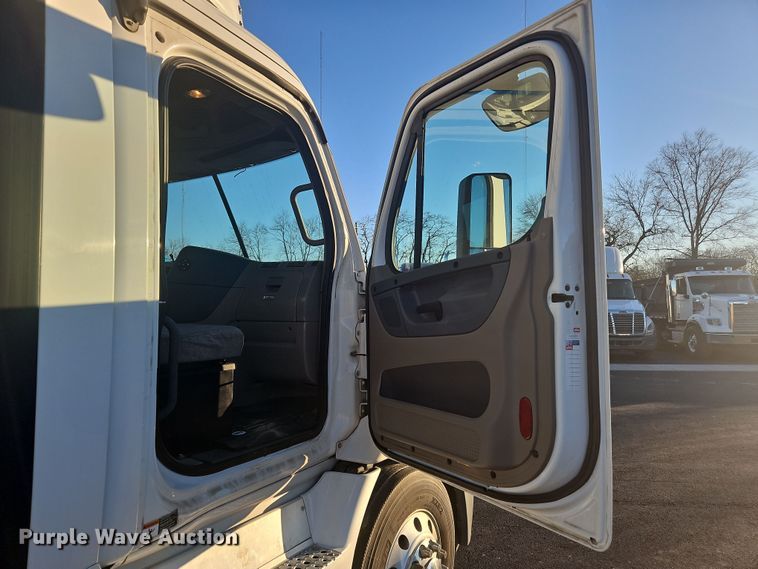 image for item NZ9119 2016 Freightliner Cascadia Evolution  semi truck