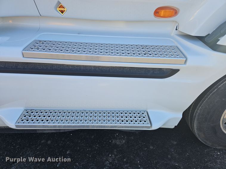 image for item NZ9120 2016 International ProStar  semi truck