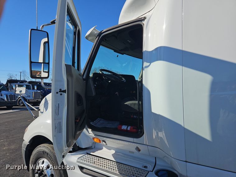 image for item NZ9120 2016 International ProStar  semi truck