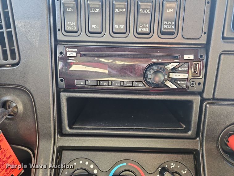 image for item NZ9120 2016 International ProStar  semi truck