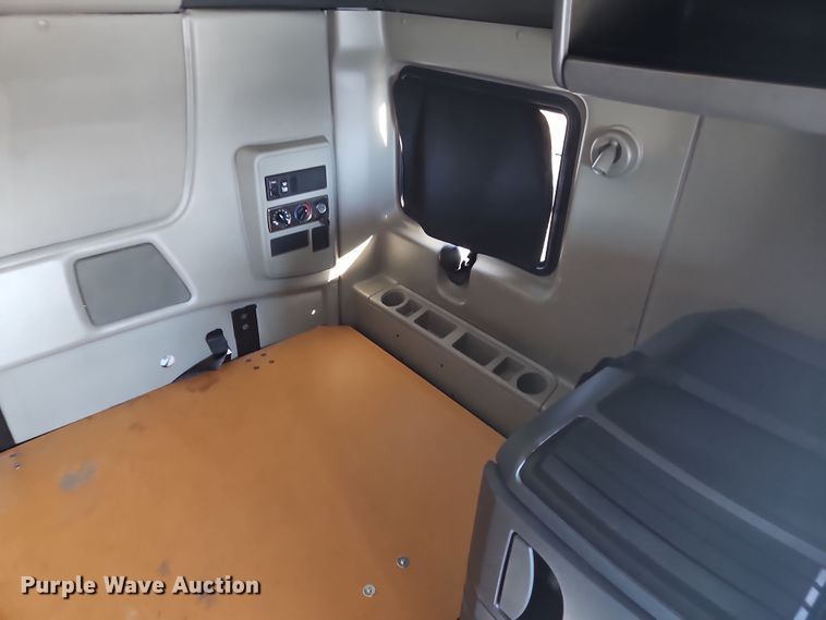 image for item NZ9120 2016 International ProStar  semi truck