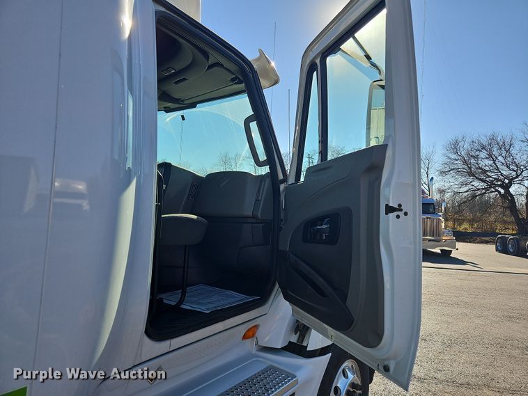 image for item NZ9120 2016 International ProStar  semi truck