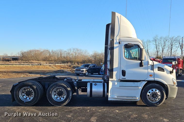 image for item NZ9121 2016 Freightliner Cascadia Evolution  semi truck