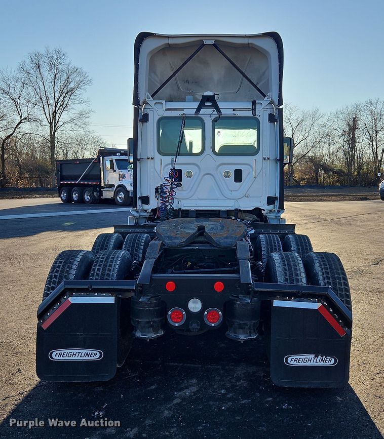 image for item NZ9121 2016 Freightliner Cascadia Evolution  semi truck