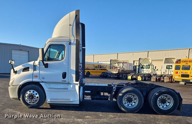 image for item NZ9121 2016 Freightliner Cascadia Evolution  semi truck