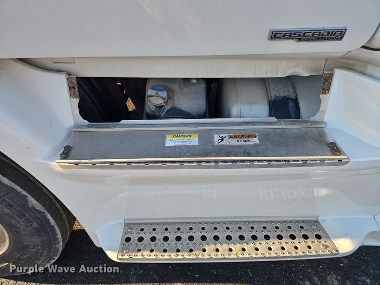 image for item NZ9121 2016 Freightliner Cascadia Evolution  semi truck