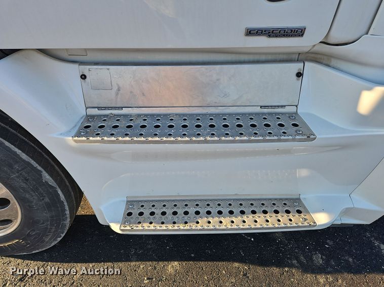 image for item NZ9121 2016 Freightliner Cascadia Evolution  semi truck