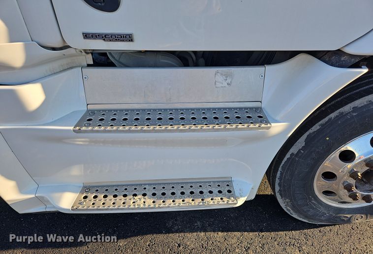 image for item NZ9121 2016 Freightliner Cascadia Evolution  semi truck