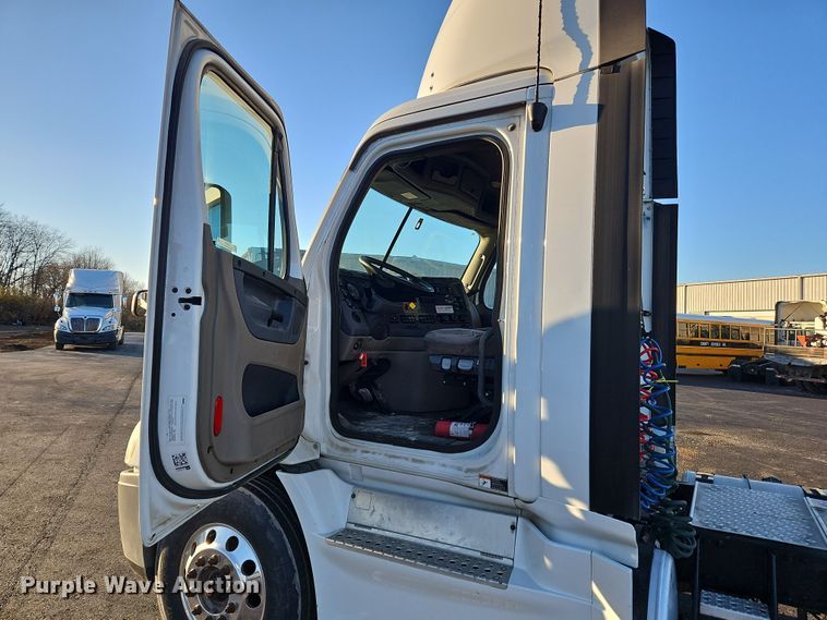 image for item NZ9121 2016 Freightliner Cascadia Evolution  semi truck