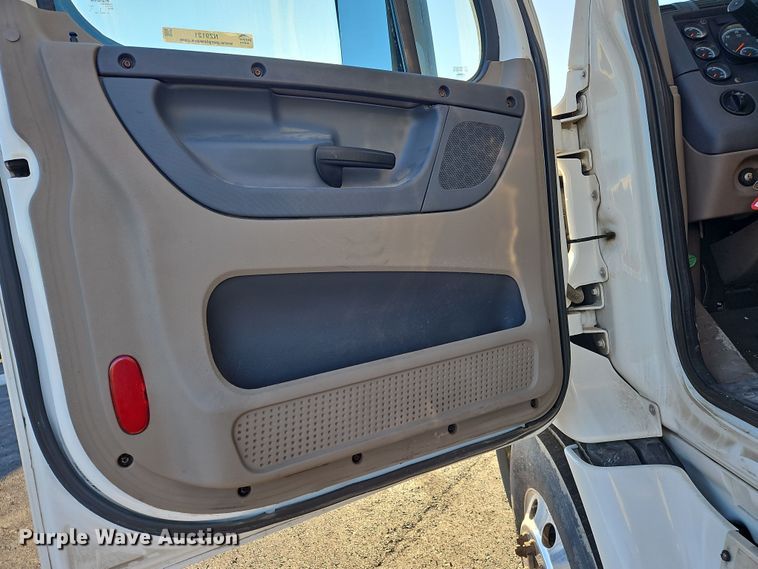 image for item NZ9121 2016 Freightliner Cascadia Evolution  semi truck