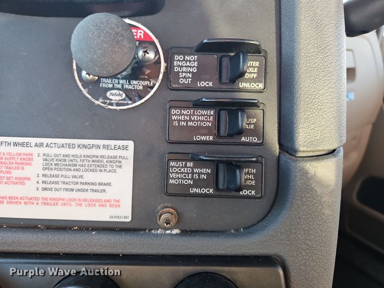 image for item NZ9121 2016 Freightliner Cascadia Evolution  semi truck