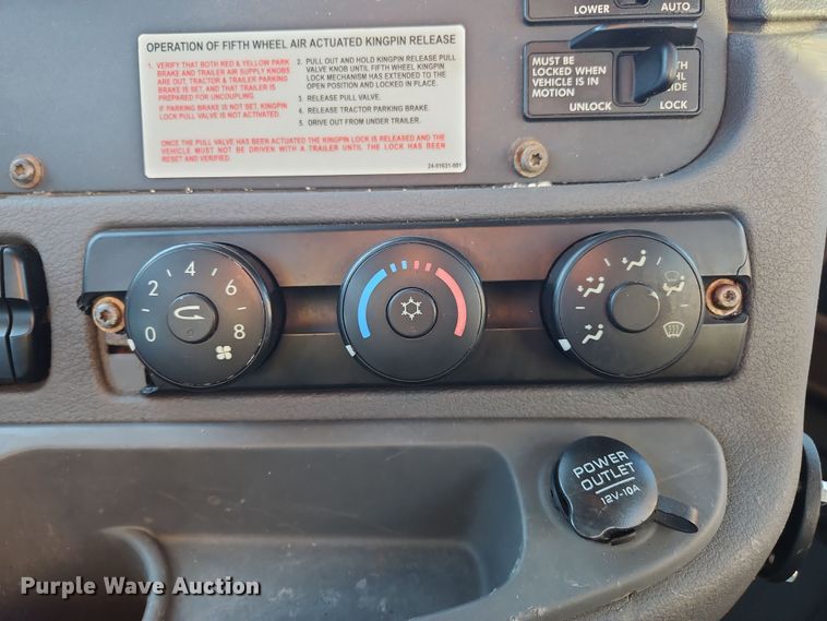 image for item NZ9121 2016 Freightliner Cascadia Evolution  semi truck