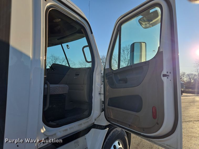 image for item NZ9121 2016 Freightliner Cascadia Evolution  semi truck