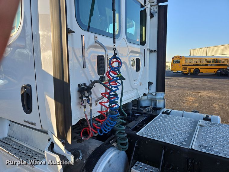 image for item NZ9121 2016 Freightliner Cascadia Evolution  semi truck