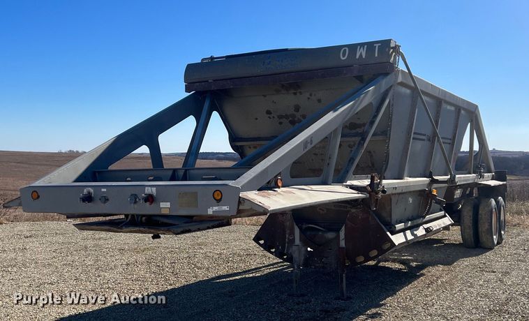 image for item OA9227 2004 Trail King TKBD22-402  bottom dump trailer