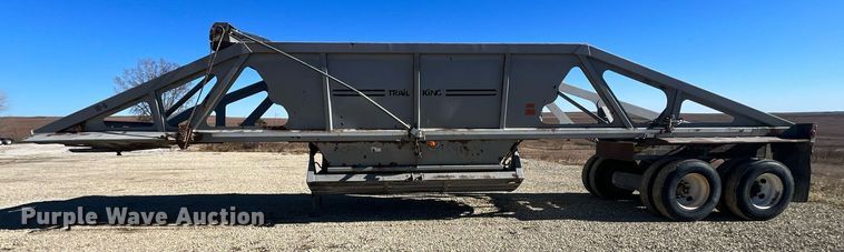image for item OA9227 2004 Trail King TKBD22-402  bottom dump trailer