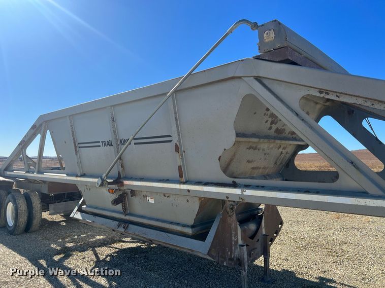 image for item OA9227 2004 Trail King TKBD22-402  bottom dump trailer