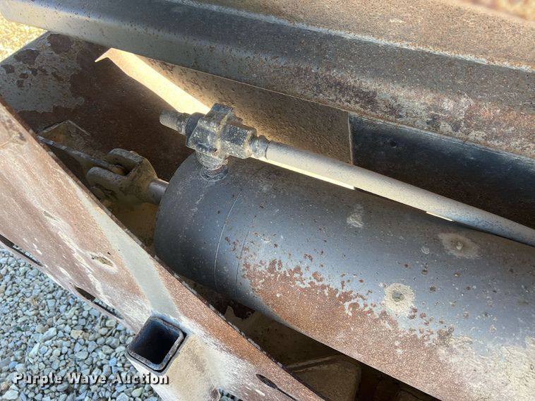 image for item OA9227 2004 Trail King TKBD22-402  bottom dump trailer