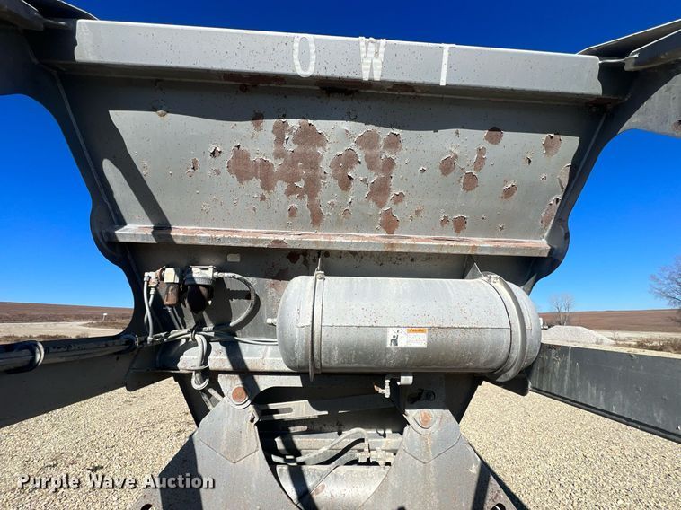 image for item OA9227 2004 Trail King TKBD22-402  bottom dump trailer