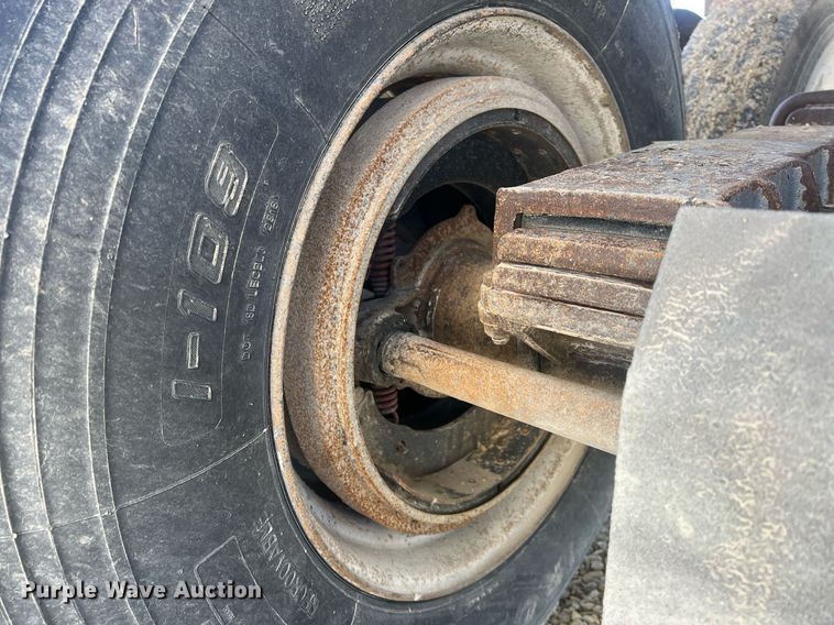 image for item OA9227 2004 Trail King TKBD22-402  bottom dump trailer