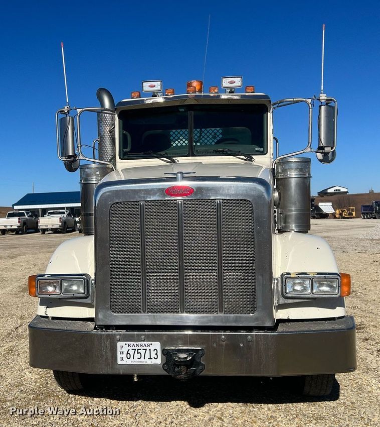image for item OA9229 2008 Peterbilt 367  semi truck