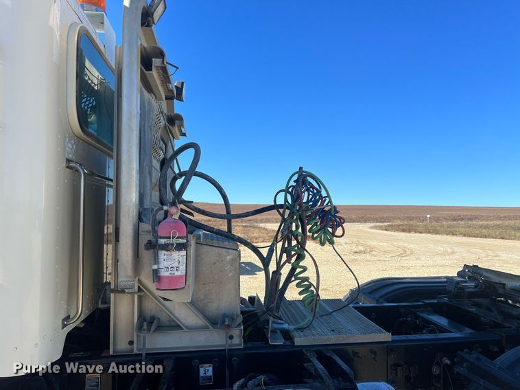 image for item OA9229 2008 Peterbilt 367  semi truck