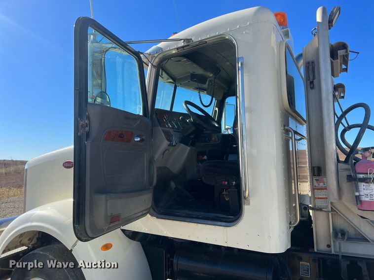 image for item OA9229 2008 Peterbilt 367  semi truck