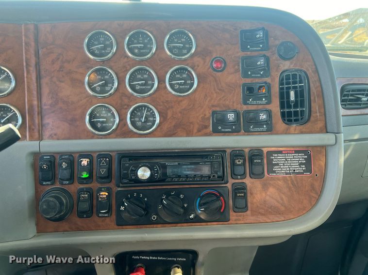 image for item OA9229 2008 Peterbilt 367  semi truck