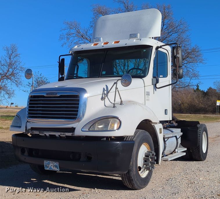 image for item OD9046 2007 Freightliner Columbia  semi truck