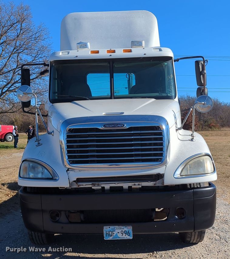 image for item OD9046 2007 Freightliner Columbia  semi truck