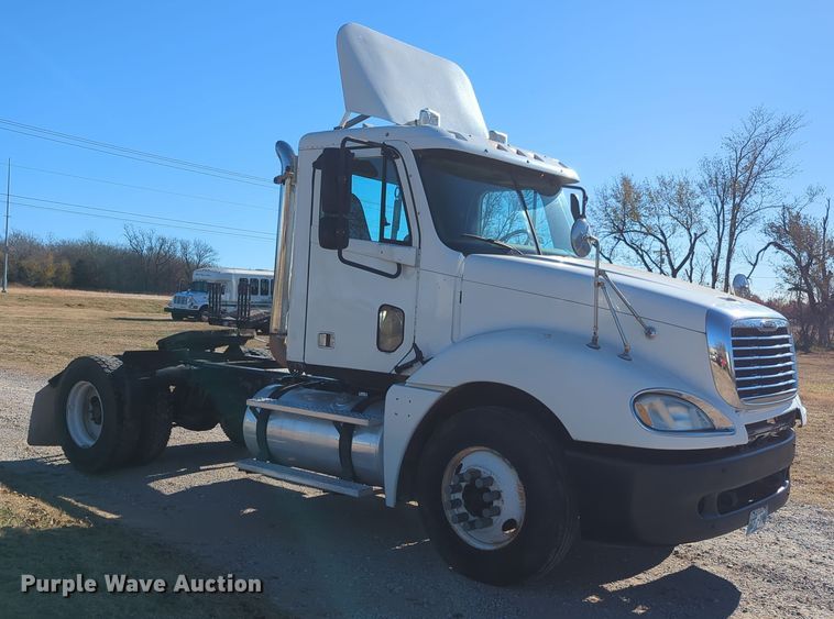 image for item OD9046 2007 Freightliner Columbia  semi truck