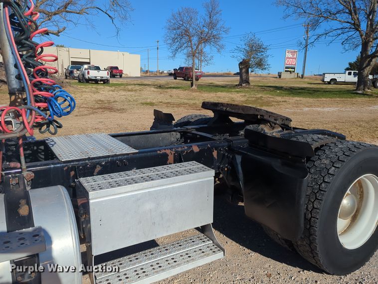 image for item OD9046 2007 Freightliner Columbia  semi truck