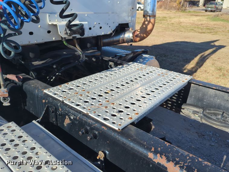 image for item OD9046 2007 Freightliner Columbia  semi truck