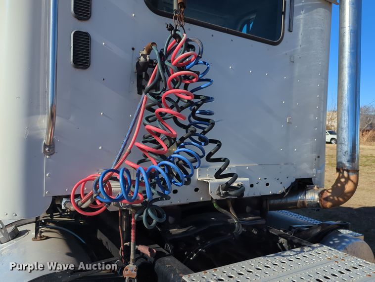 image for item OD9046 2007 Freightliner Columbia  semi truck