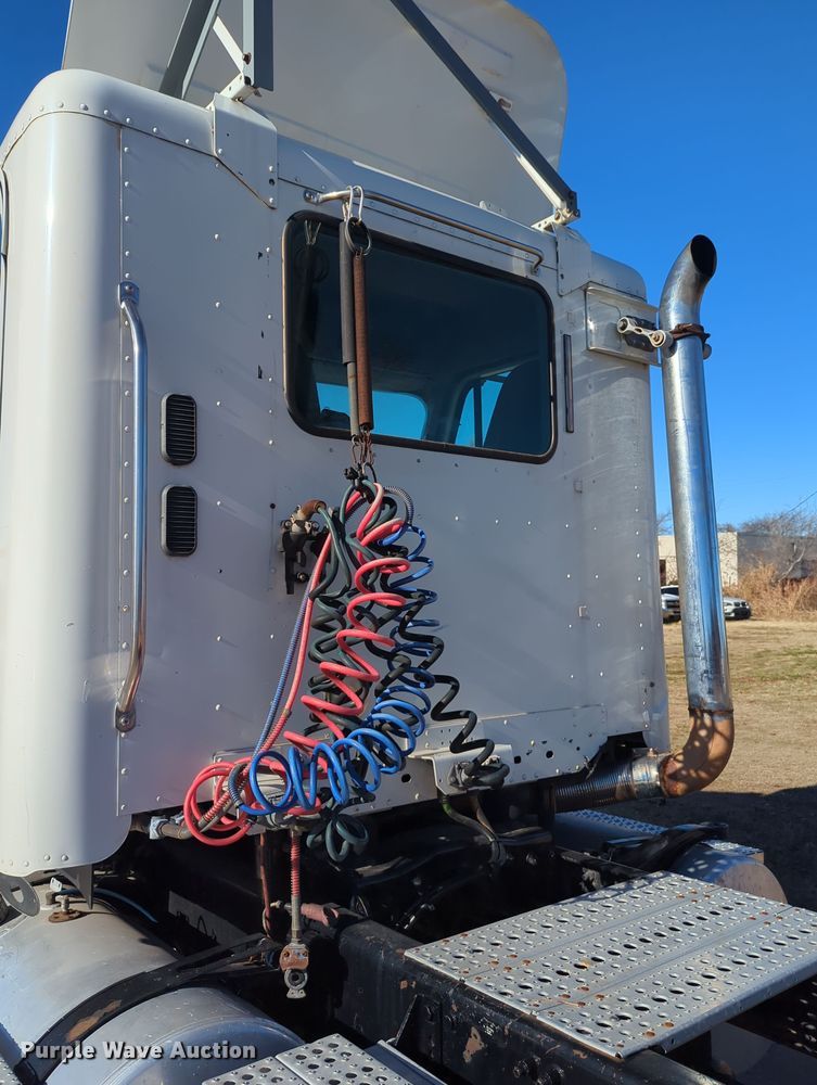 image for item OD9046 2007 Freightliner Columbia  semi truck