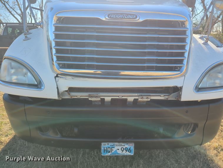 image for item OD9046 2007 Freightliner Columbia  semi truck