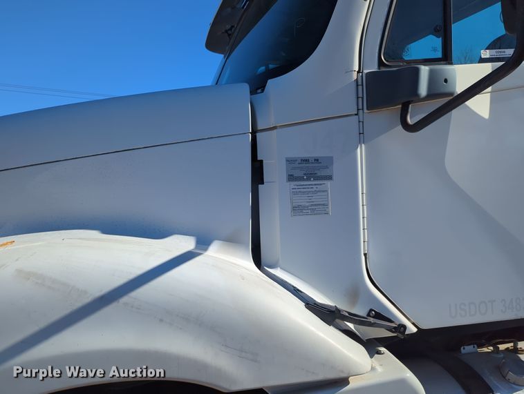 image for item OD9046 2007 Freightliner Columbia  semi truck