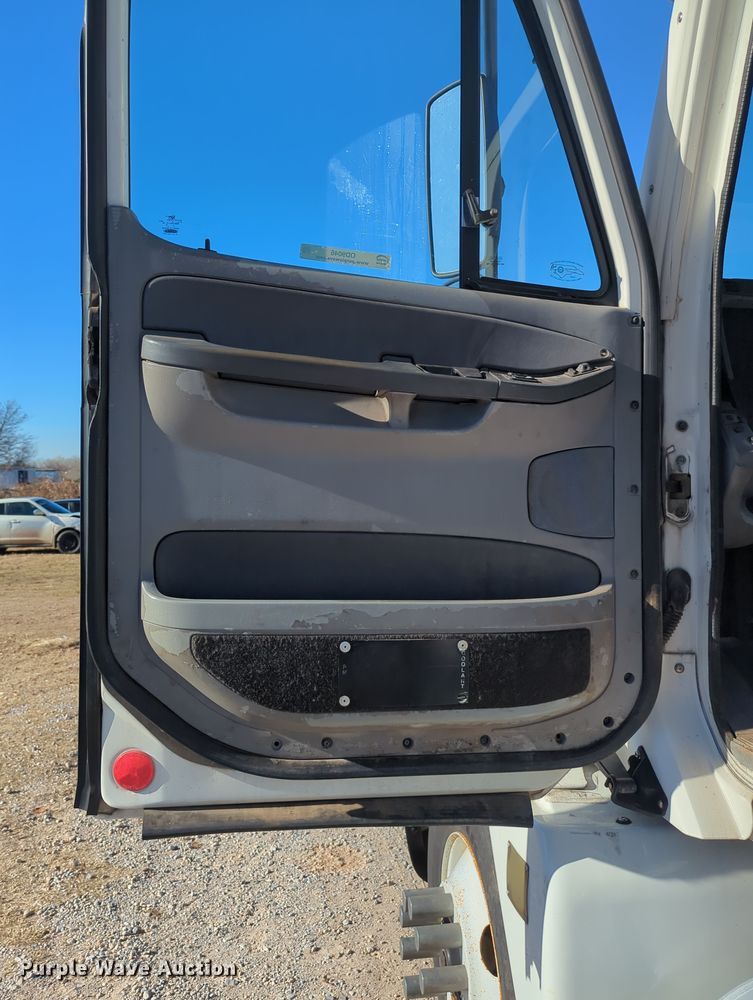 image for item OD9046 2007 Freightliner Columbia  semi truck