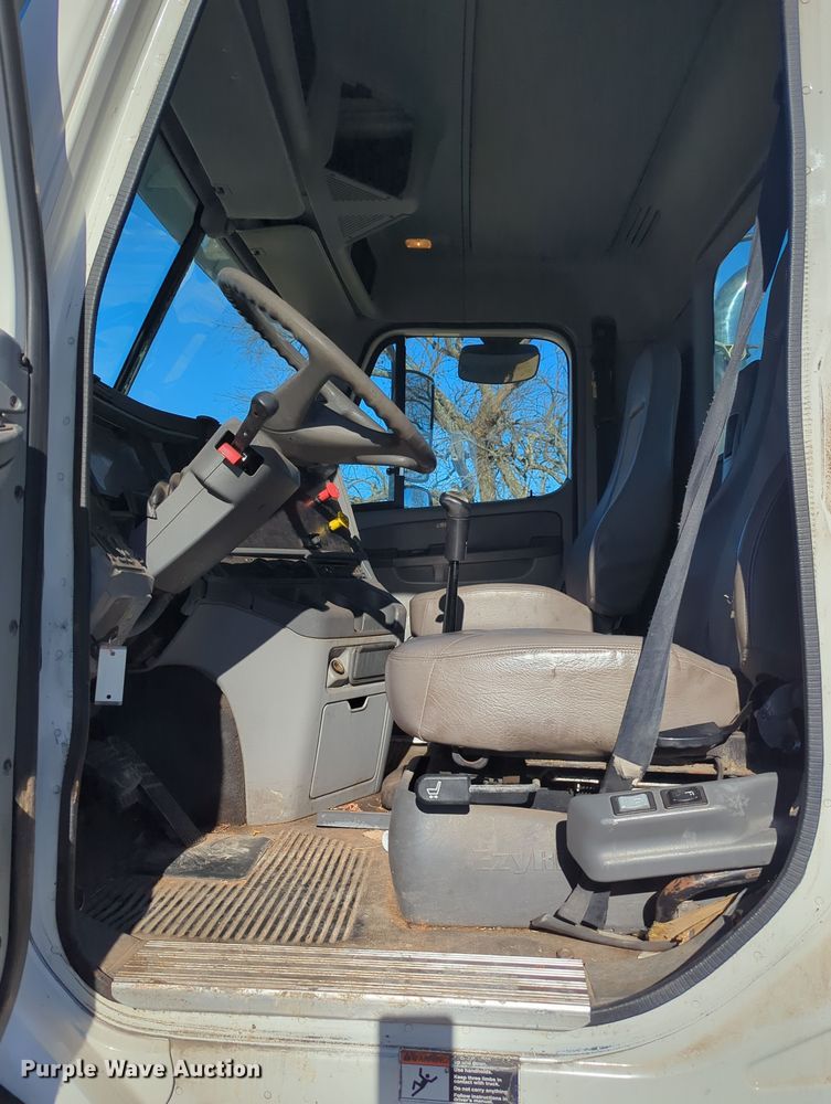 image for item OD9046 2007 Freightliner Columbia  semi truck