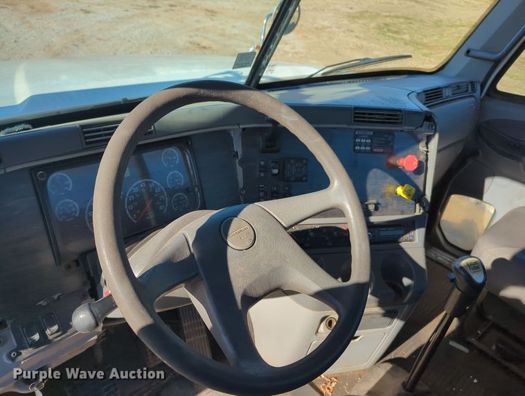 image for item OD9046 2007 Freightliner Columbia  semi truck