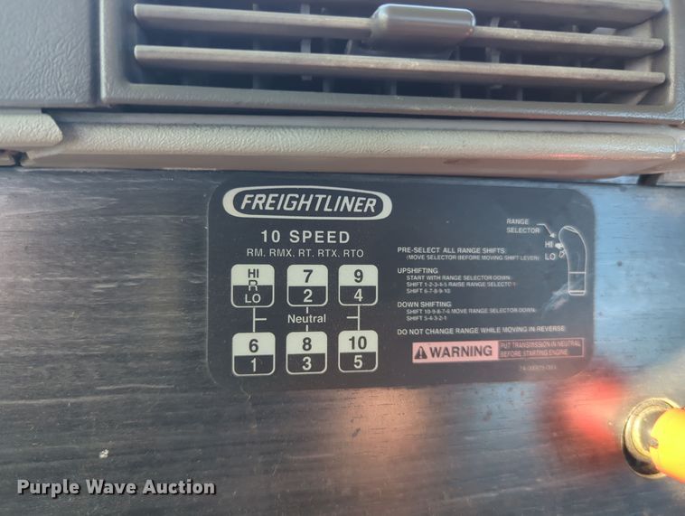 image for item OD9046 2007 Freightliner Columbia  semi truck