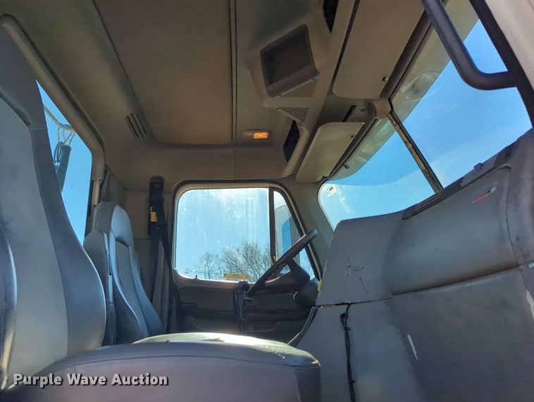 image for item OD9046 2007 Freightliner Columbia  semi truck