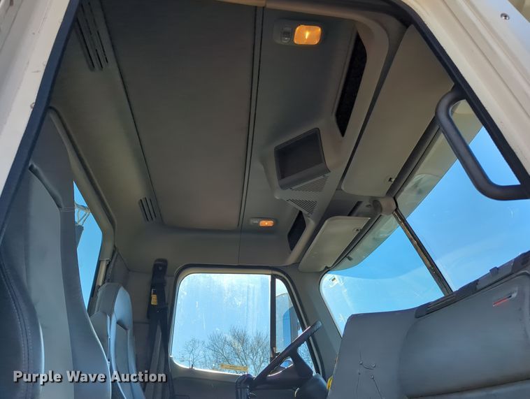 image for item OD9046 2007 Freightliner Columbia  semi truck