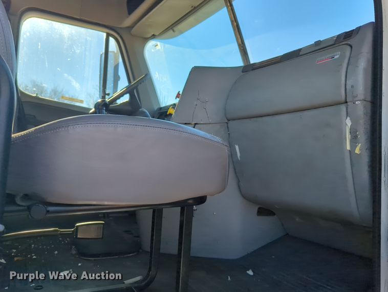 image for item OD9046 2007 Freightliner Columbia  semi truck