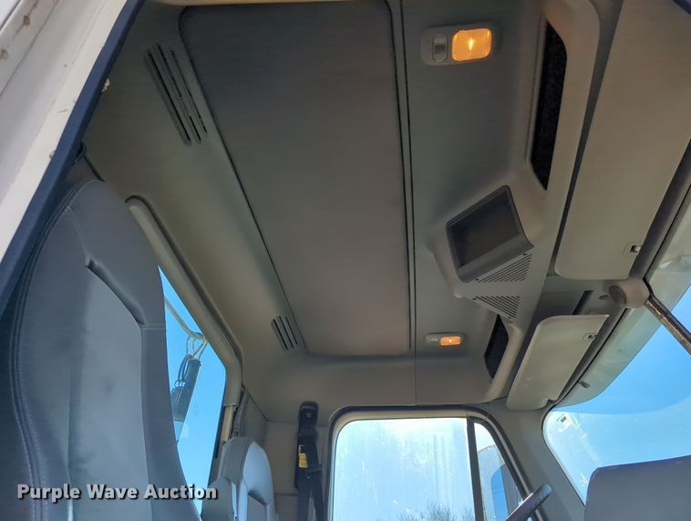 image for item OD9046 2007 Freightliner Columbia  semi truck