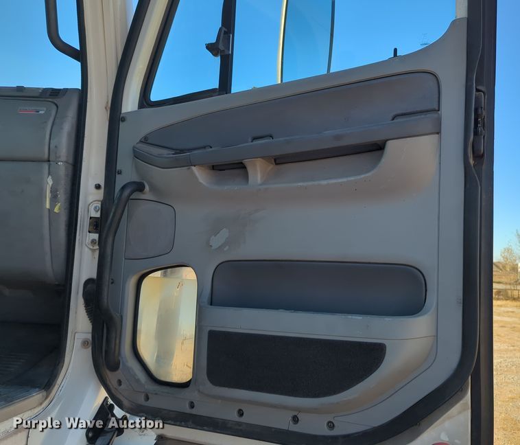 image for item OD9046 2007 Freightliner Columbia  semi truck