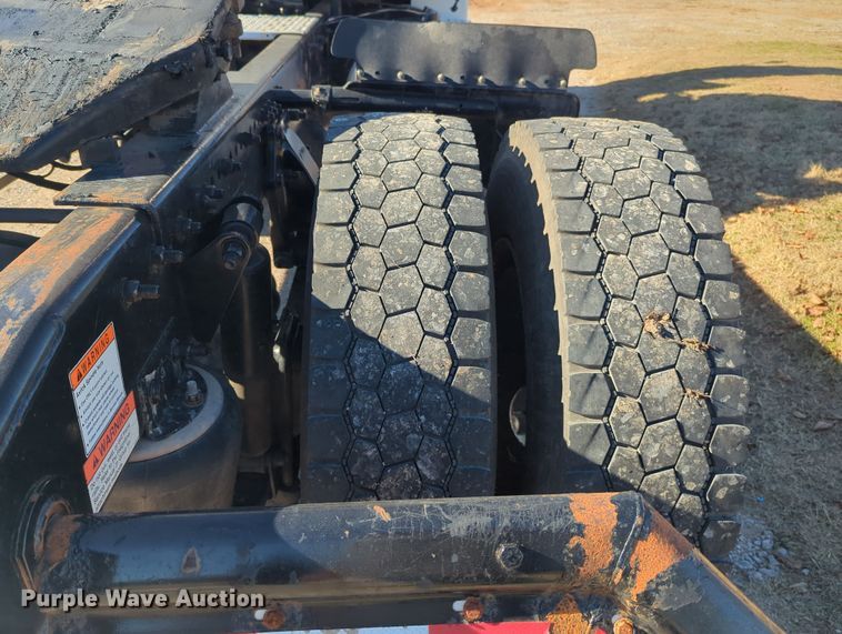 image for item OD9046 2007 Freightliner Columbia  semi truck