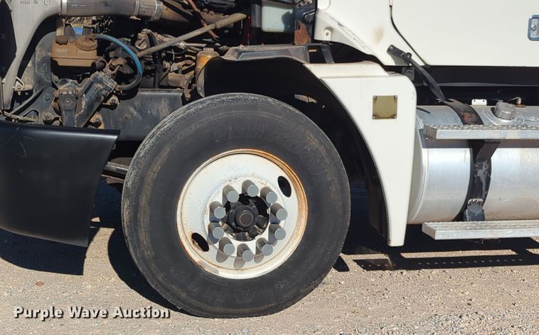 image for item OD9046 2007 Freightliner Columbia  semi truck